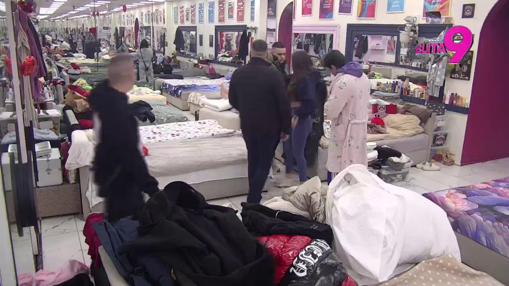 Pola metra iza njih! Bebica prati u korak Teodoru i Filipa, ne ispušta ih iz vikokruga ni na sekund! (VIDEO)