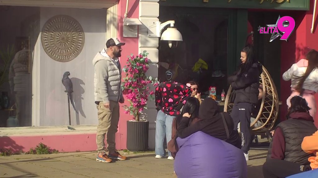 Ima tikove ustima i oči izbaci ka gore! Luka imitirao Anitu, učesnici POPADALI OD SMEHA, ona otkrila šta je najviše nervira kod njega! (VIDEO)