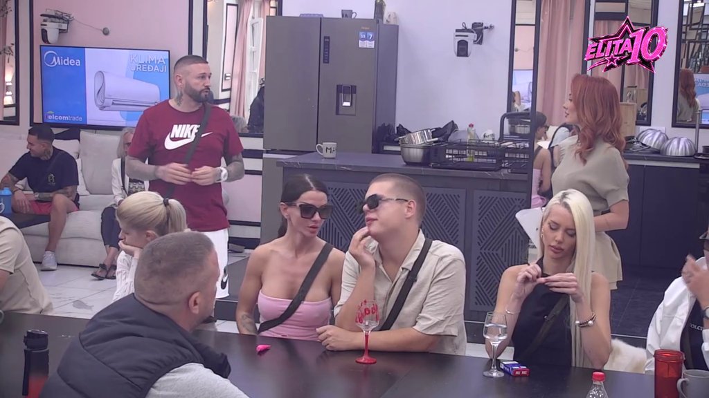 Ponaša se kao robot: Glorija bez dlake na jeziku sasula u lice Anđeli Đuričić svoje mišljenje o njoj! (VIDEO)
