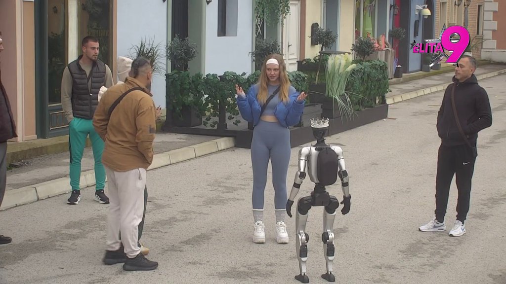 KAO DA JE ROĐENA SA MIKROFONOM! Rada rešila da postane voditeljka, a Anita pobegla glavom bez obzira! (VIDEO)