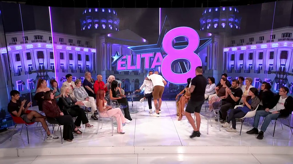 NAGLI PREKID EMISIJE! Munja uleteo u studio i doneo poklone za goste, gledateljka nahvalila Poršelinu: Ti si mi NAJBOLJA! (VIDEO)