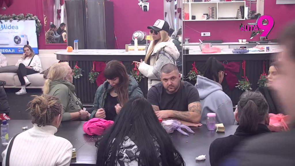TRENUTAK ISTINE: Aneli otkrila kojim učesnicima želi da vidi leđa, pa im na taj način OLAKŠALA boravak u Eliti! (VIDEO)