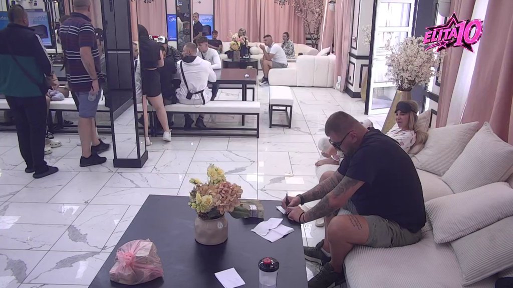 PRST U OKO ĐUKIĆU! Filip je sinoć ostavio Aneli zbog Janjuša, ona danas sela pravo pored njega i TRAŽILA MU USLUGU (VIDEO)