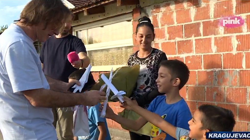 OD TEŠKOG ŽIVOTA, DO NOVOG POČETKA! Željko Mitrović pomirio zavađenu PORODICU i majici petoro dece obećao izgradnju NOVOG DOMA (FOTO+VIDEO)
