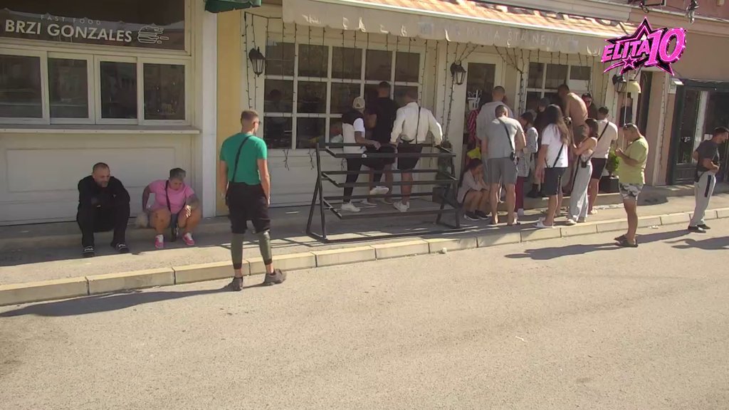 PLJUŠTE UVREDE! Nemanja Tošić se posvađao sa ženama ispred prodavnice, one mu nisu dale da pisne (VIDEO)