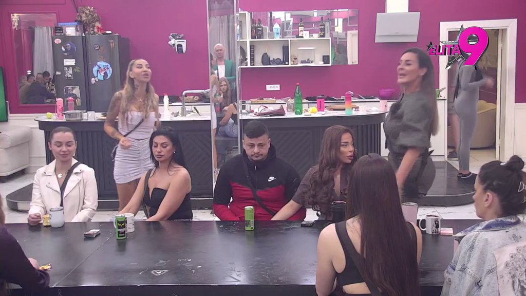 Zaratila i s Bogom i s narodom! Učesnici rešili da demoliraju Kačavendu, brutalne uvrede sevaju po Beloj kući (VIDEO)