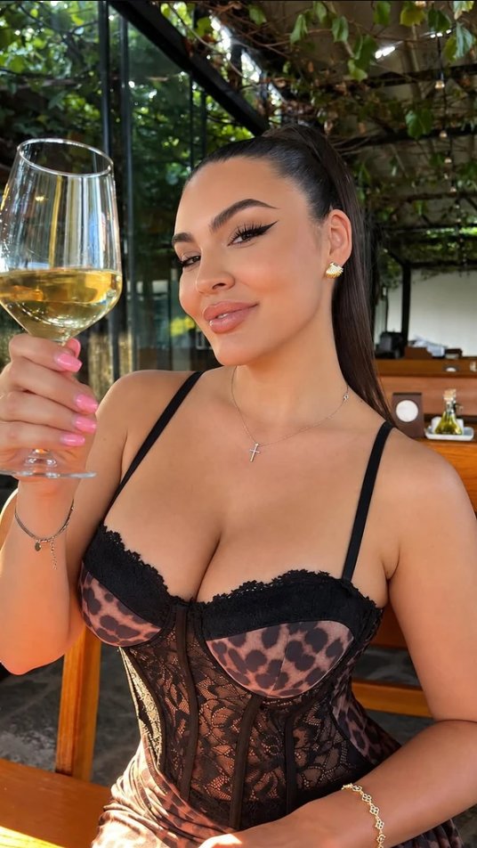 Jedna od najlepših bivših zadrugarki slavi sa mužem! Udala se i pokazala kako je on ljubi: Neprepoznatljiva nakon svih estetskih zahvata (FOTO)