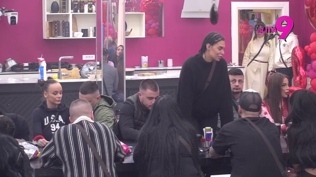 ŠOK ZA SAM KRAJ! Učesnici primetili da se Viktor OHLADIO od Mine, učesnici dobili priliku da glasaju za Lukin i Anelin odlazak u hotel sa SPECIJALNIM USLOVIMA (VIDEO)