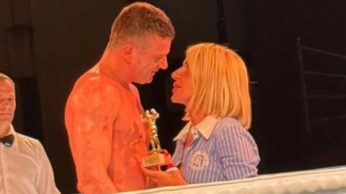 Ja sam najponosnija žena u Srbiji: Jovana Jeremić u šortsu ušla u ring kod Tigra, preplavile je emocije: Moj otac bi ti bio zahvalan što si me SPASAO (FOTO)
