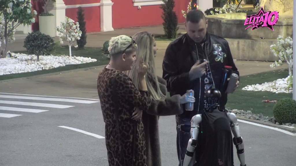 Toša se pridružuje čestitkama: Odmah čestitao Urošu i Karlu! Rijaliti roditelji zaplesali, pa zaboravili na sinove (VIDEO)