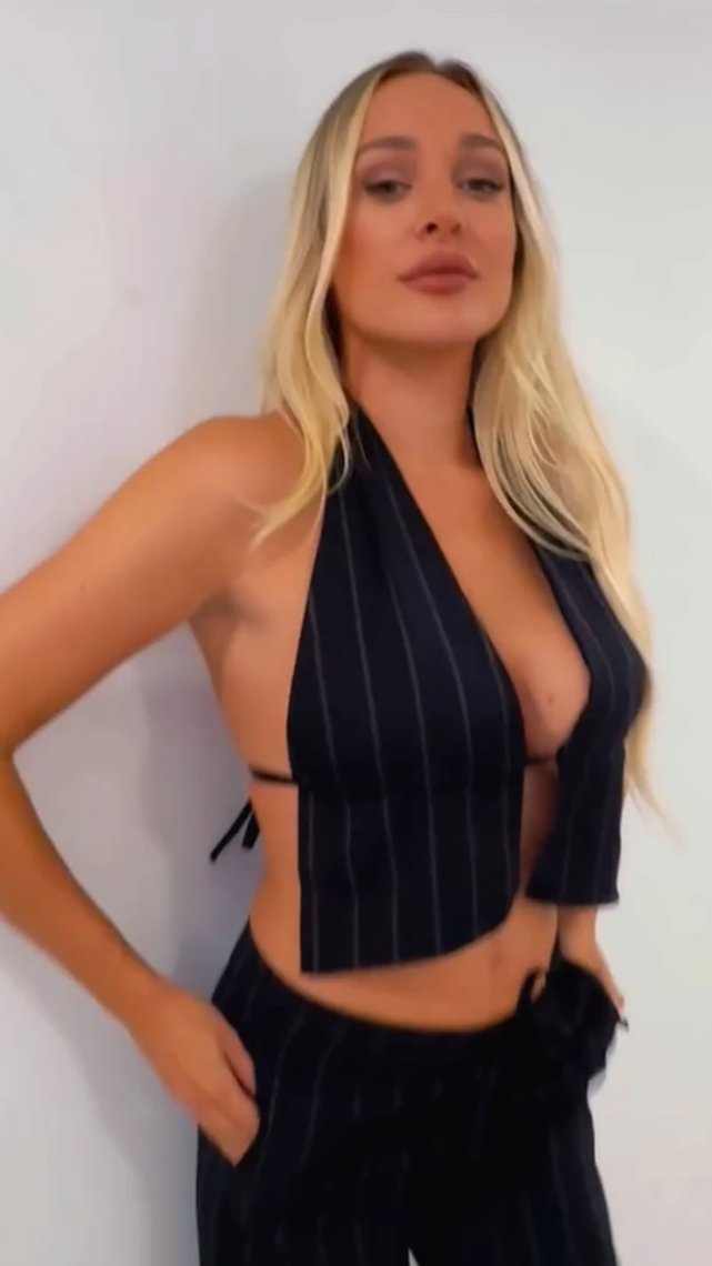 LUNIN DEKOLTE PUCA! Đoganijeva ponela smelu odevnu kombinaciju, a između grudi samo KONČIĆ (FOTO)