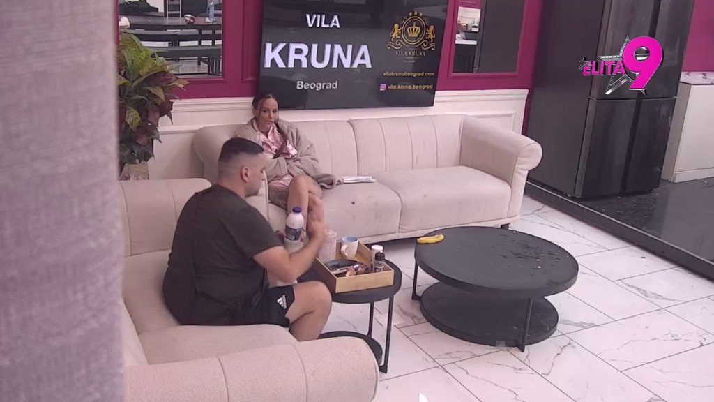 Glumi konobara: Teodora kao da upravlja Bebicom preko džoistika, on obavlja sve komande! (VIDEO)