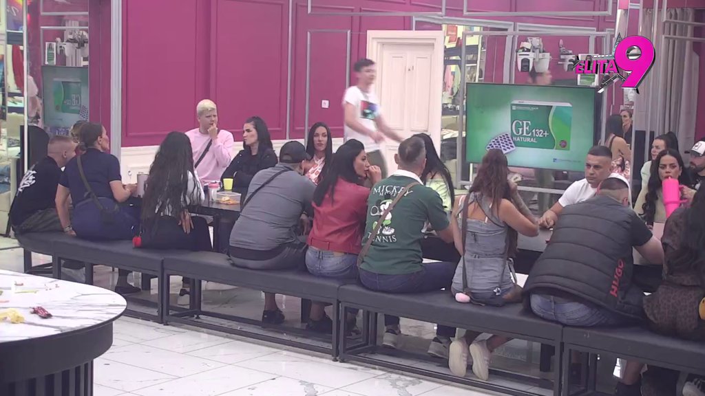 Meni se robovi poput tebe javljaju na Instagramu: Sandra Todić seče jezikom kao mačem, u dva poteza ugasila Bebicu (VIDEO)