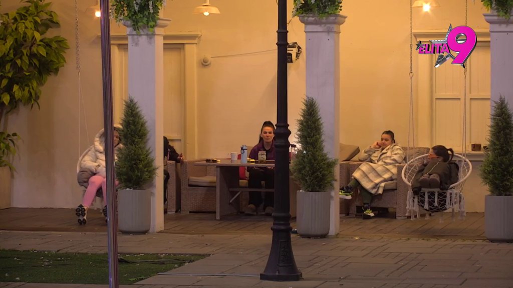 Prešla sam već za s*se: Sandra slavi jer je uspela da zaradi za implante u grudima, takmičari u šoku! (VIDEO)