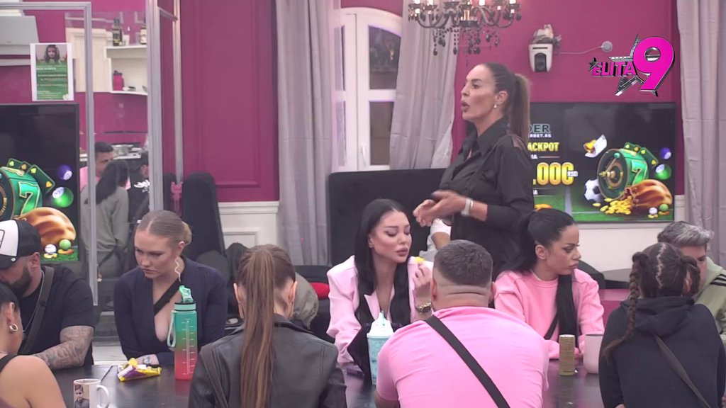 Puče bruka: Janjuš pala roletna! Kao oparen skočio na Kačavendu, pa otkrio da mu je letos slala zavodljive poruke! (VIDEO)