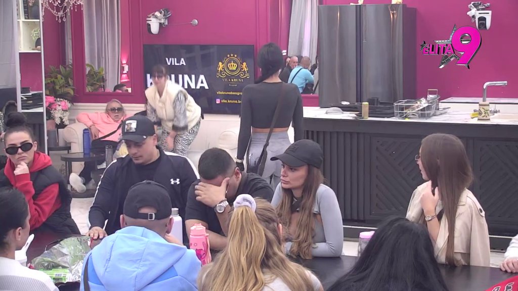 Najavljujem spektakl, usko i polugolo! Asmin jednim potezom podgrejao Maju Marinković, ona nije ostala imuna (VIDEO)