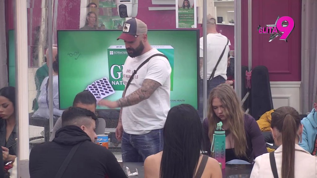 Kakva pomoć, ti je od ku*ca uništavaš: Luka pecnuo Miću jer se okrenuo od Anite, Pržulj ZAURLAO na njega, Stanojlovićeva UKINULA sek*ualne odnose (VIDEO)