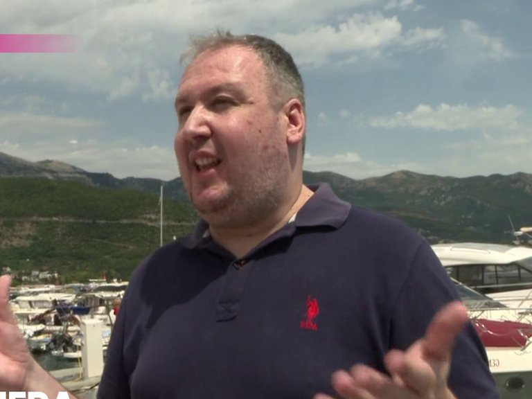 Otkriveni detalji gej afere! Poznati pevač vreme na plaži provodi vreme sa ljubavnikom, dok mu je žena u blizini! Voditelj ih raskrinkao! (VIDEO)