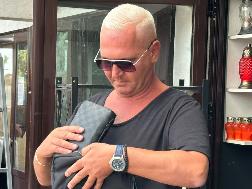 Milan Milošević stigao na groblje u Sremčici: Došao da bude uz Boru Santanu na sahrani njegovog oca (FOTO)