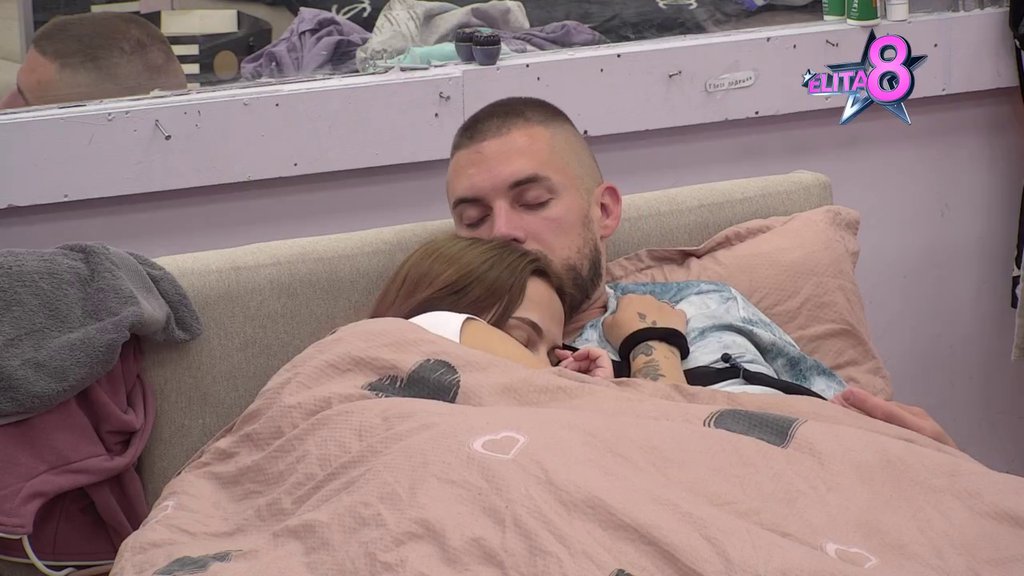 SVILI LJUBAVNO GNEZDO: Gruja nakon buđenja ščepao Mrvicu, ona uživa u njegovom zagrljaju! (VIDEO)