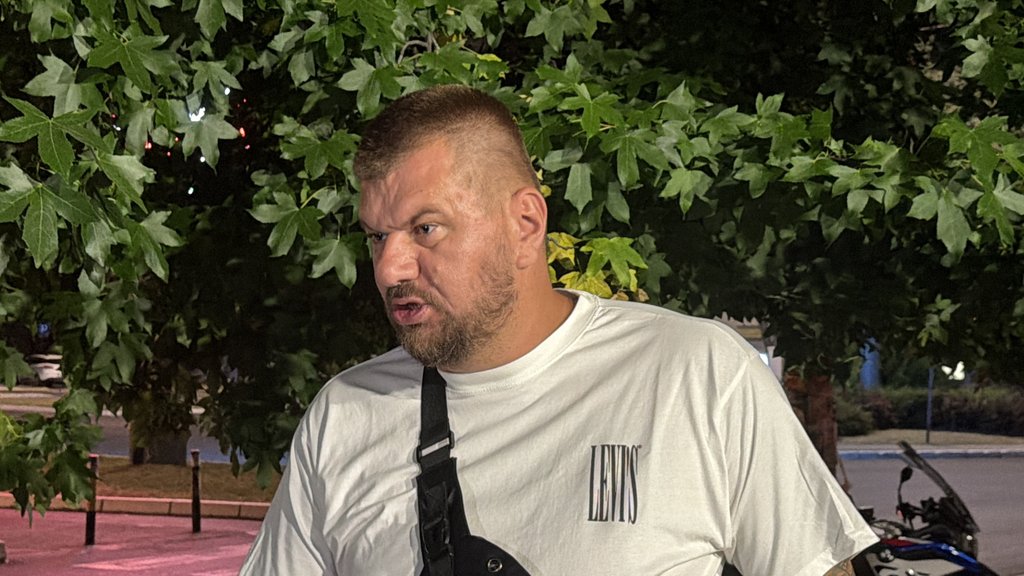 To je bolest, psihopata: Janjuš burno reagovao nakon saznanja da mu je Kačavenda namenila ružu, pa promenio sve boje nakon saznanja o simbolici! (VIDEO)