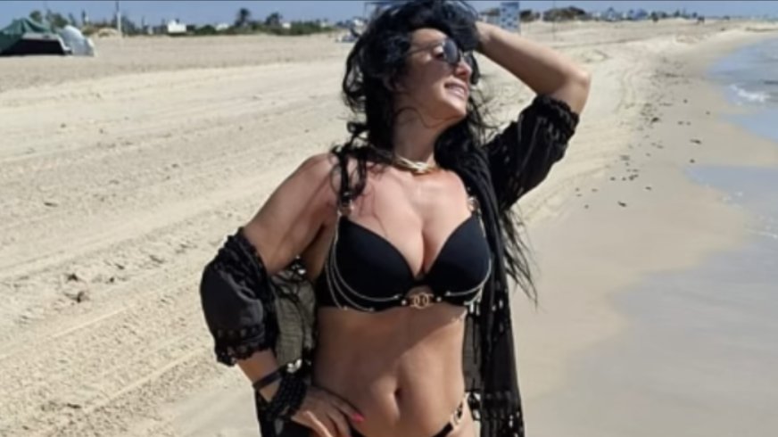 Folkerka u 55. godini nikad izazovnija na plaži! Zauzela provokativnu pozu, a svi joj gledaju u VRELE OBLINE