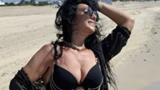 SVEKRVA I SNAJKA SE RAZGOLITILE NA PLAŽI! Naša pevačica u 55. godini grmi u kupaćem kostimu, ljudi prolaze i ne veruju šta vide (FOTO)