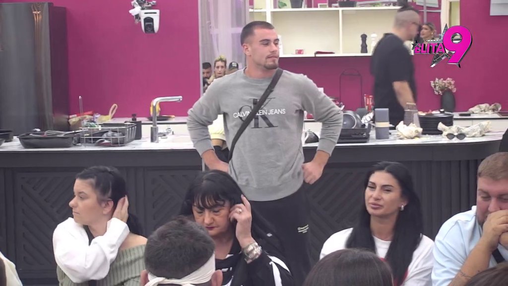 Izgubljena je u vremenu i prostoru, željna je slave: Mića osolio žestok rafal po Radmili i njenom ponašanju, pa se obratio Viktoru: Ne daj da ti poslednje što će reći za tebe bude da si sportista! (VIDEO)