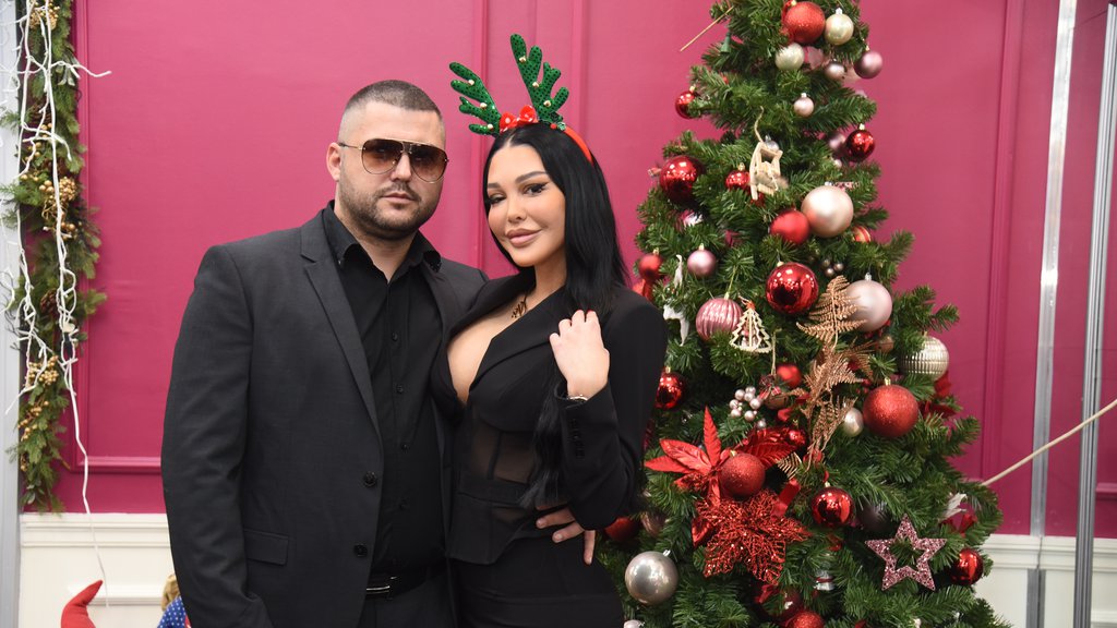 STANIJINA NOĆNA MORA! Asmin jedva dočekao bar na trenutak da PRISVOJI Maju, ona pokušava da sakrije koliko joj to prija?! (FOTO)