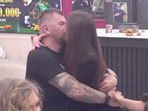 Poniženje zbog šake ljubavi! Vanja, i nakon poljupca sa Sarom, legla pored Janjuša, evo šta su radili (VIDEO)