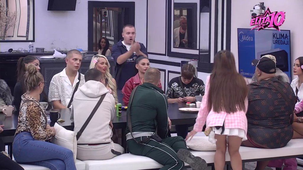 Učesnicima popadale vilice! Videli snimak kako Sanja tera Uroša da razdvaja Marka i Lauru, Dača ih urnisao: Monstrumi, gazite po svojim porodicama (VIDEO)