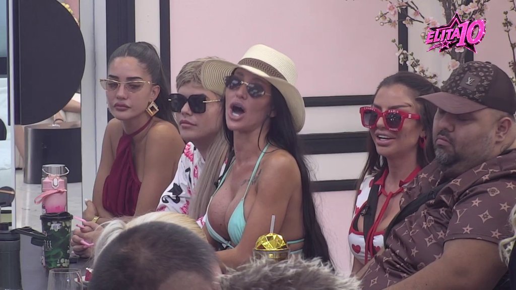 Skini tu masku za ronjenje! Aneli se našla na meti uvreda zbog Đukića, Car i Janjuš je isprozivali kao nikad do sada: Šta radite ispod pokrivača?! (VIDEO)
