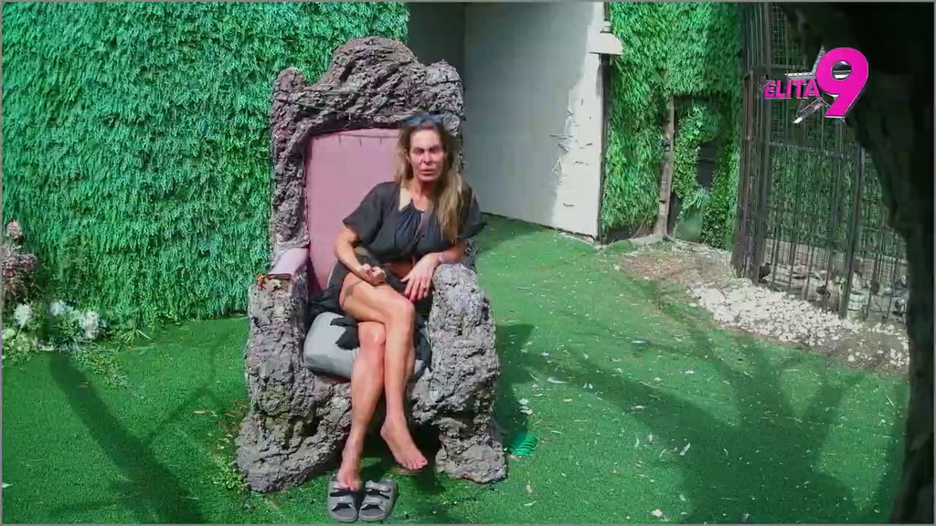 Izvređala sve cimere kao i po običaju: Kačavenda bljuje vatru na sve strane, ne može da stane sa prozivkama! (VIDEO)