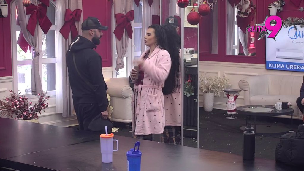 Sve puca od njihovih poljubaca: Luka i Anita stali nasred Bele kuće, pa se ljubili da ih svi posmatraju! (VIDEO)