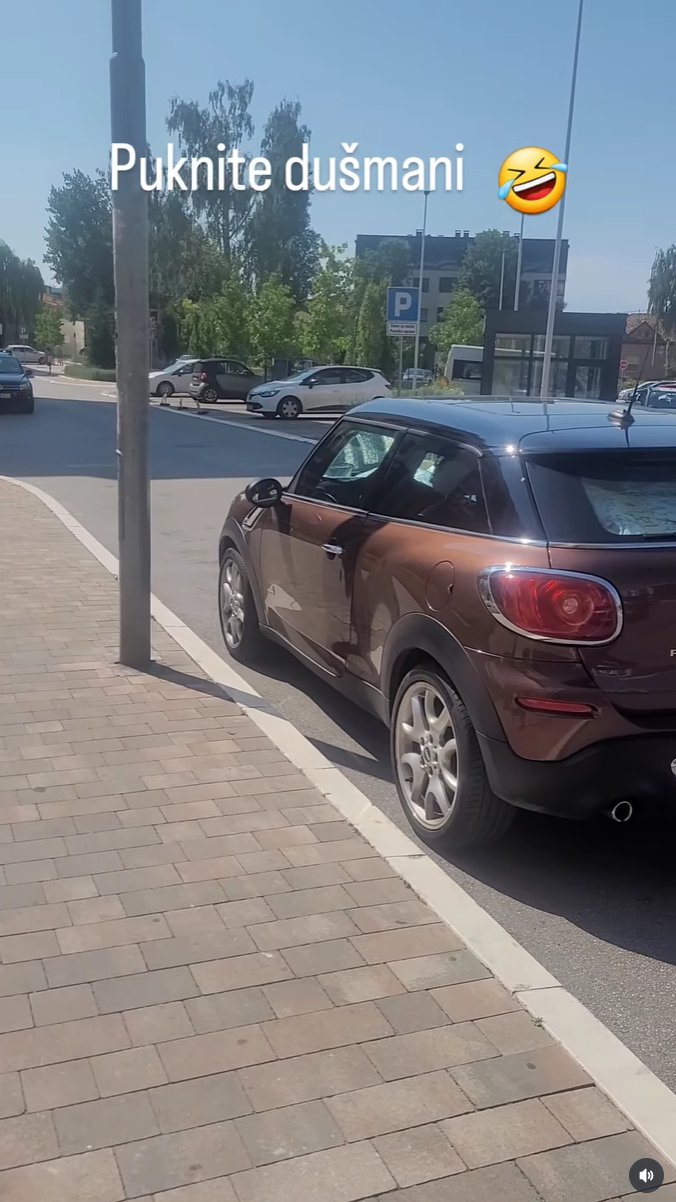 ANĐELA KOD GASTOZA U STANU?! Auto parkirala ispred zgrade, kamere sve zabeležile! IPAK NISU SAMO PRIJATELJI?! (FOTO)