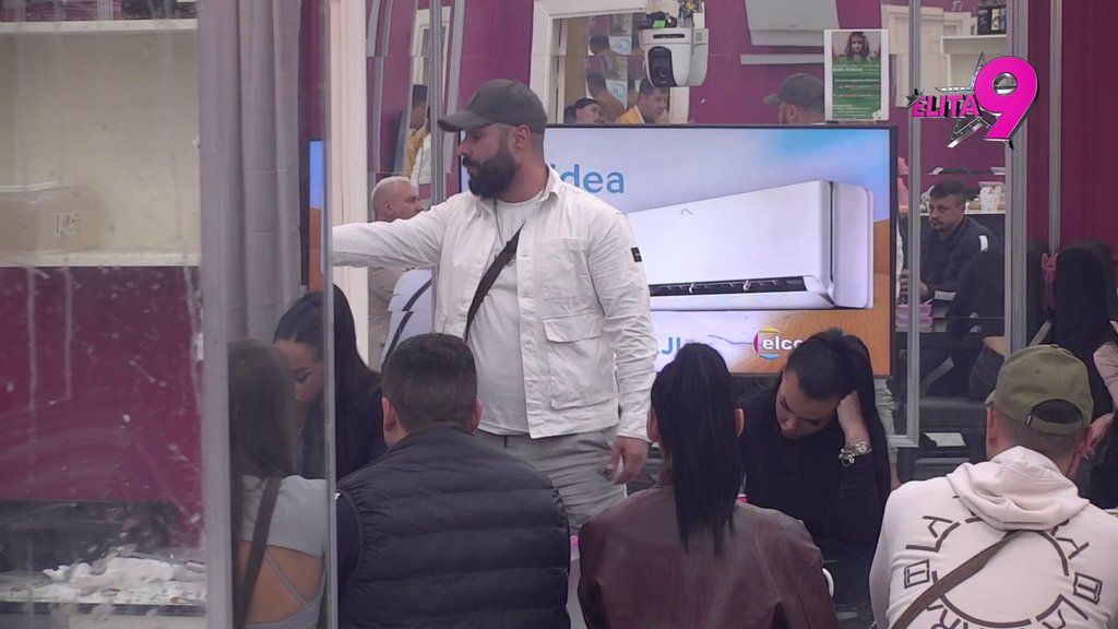 AKO JE TO URADILA, SRAMOTNO JE: Luka zatečen snimkom Aneline posete očevom grobu koji je njegova majka proširila, ona oplela po Biljani: Ta žena je potpuna katastrofa! (VIDEO)