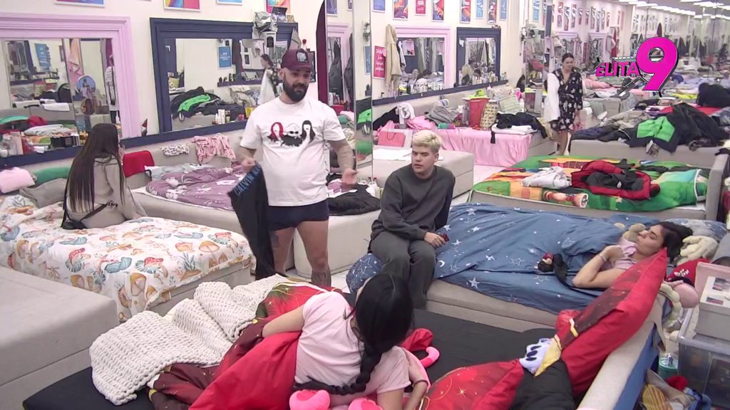 LUKA U GAĆAMA ŠETAO ISPRED MAJE! Vujoviću sledi PAKAO kad Anita sazna za ovo! (VIDEO)