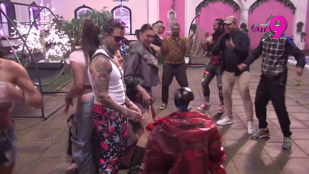 Boginja ga lomi za petoro: Đukićeve šake završile na njenoj zadnjici, Toša ne zna gde pre da gleda! (VIDEO)