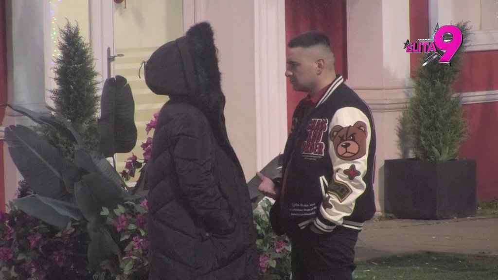 Izvini se jer si hteo da me nateraš da pocepam čestitku: Teodora ključa od besa, zgazila poslednji gram Bebičinog dostojanstva! (VIDEO)