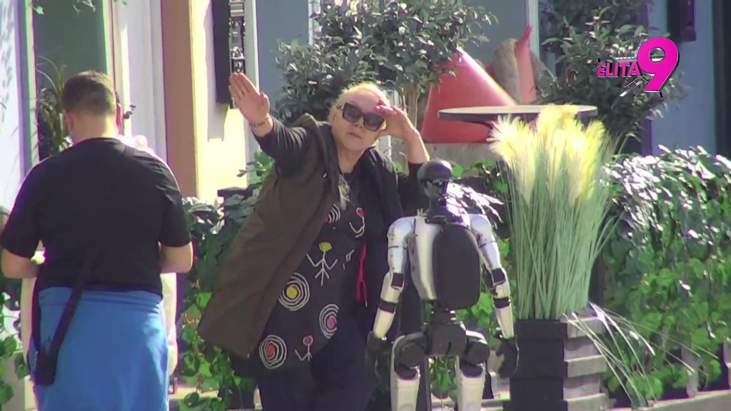 Napravili šou ispred prodavnice! Zorica i Toša zapevali njen hit, svi popadali od smeha: Lijte kiše, hladne vode, Toša ode da ubode (VIDEO)