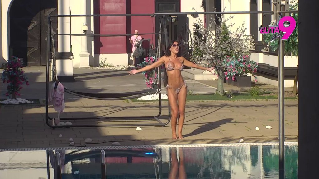 VRELO TELO STANIJE DOBROJEVIĆ! Zanjihala kukovima u izazovnom bikiniju, sve oči uprte u nju! (VIDEO)