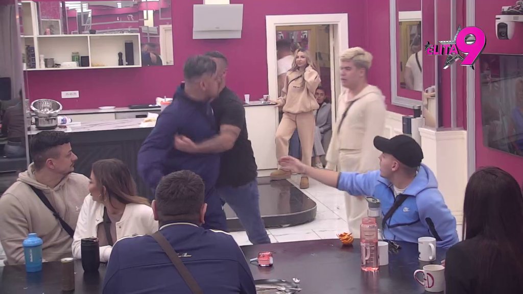 Bora molitvom i krstom pokušava da se zaštiti od Uroša! Krenuo da isteruje đavole iz njega, pa nastao HAOS EPSKIH RAZMERA! (VIDEO)