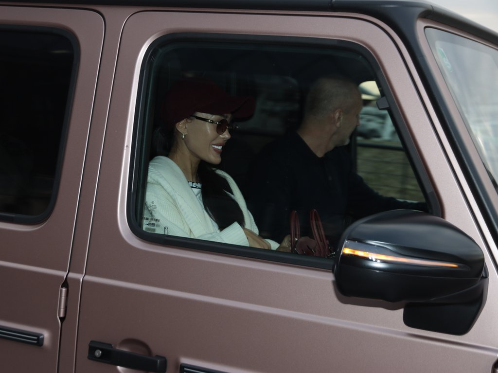 PINK.RS PAPARACO! Ana Korać uhvaćena na aerodromu u skroz opuštenom izdanju, gotovo NEPREPOZNATLJIVA, a svi se pitaju ko je muškarac koji je došao po nju (FOTO)