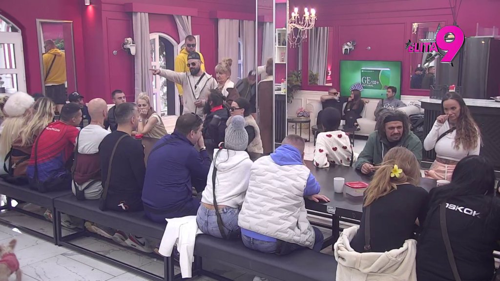 OVE DEVOJKE SU KAO MRTVE KRAVE! Mama Džehva nikad nije bila besnija, URLA ZA CRNIM STOLOM! (VIDEO)