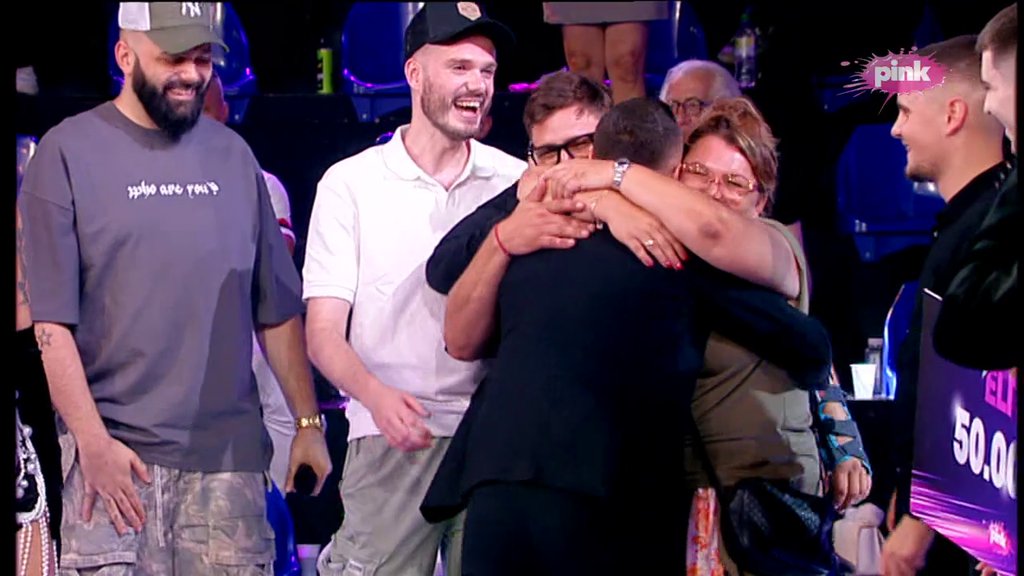 EMOTIVNI SUSRET: Gastoz i Anđela poleteli u zagrljaj najbližima, on IZLJUBIO njenog oca Velišu! (VIDEO)