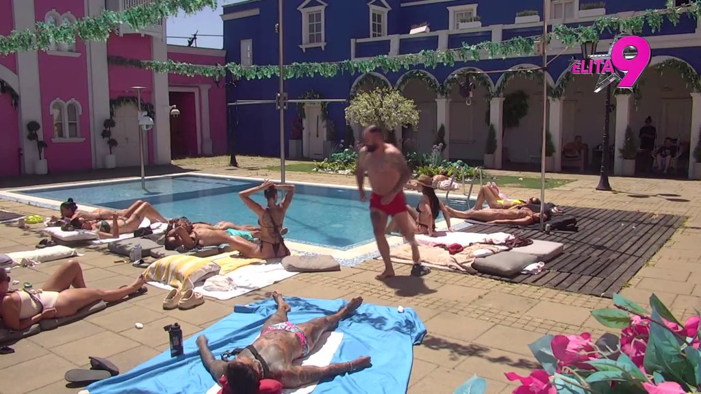 Aneli VRISNULA IZ PETNIH ŽILA! Luka se bacio u bazen, pa komplet isprskao bivšu partnerku, a Anita posmatra! (VIDEO)