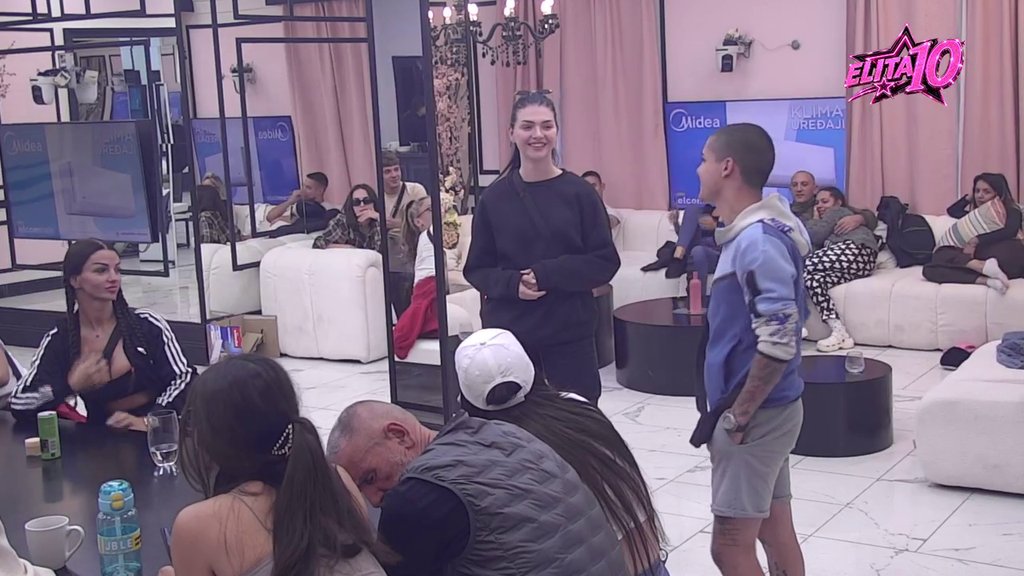 Nije mu najlepša, a nije mu ni devojka! Mali Velja ponizio Lenu, pa bocnuo Daču: Kad ćeš izgubiti nevinost? (VIDEO)