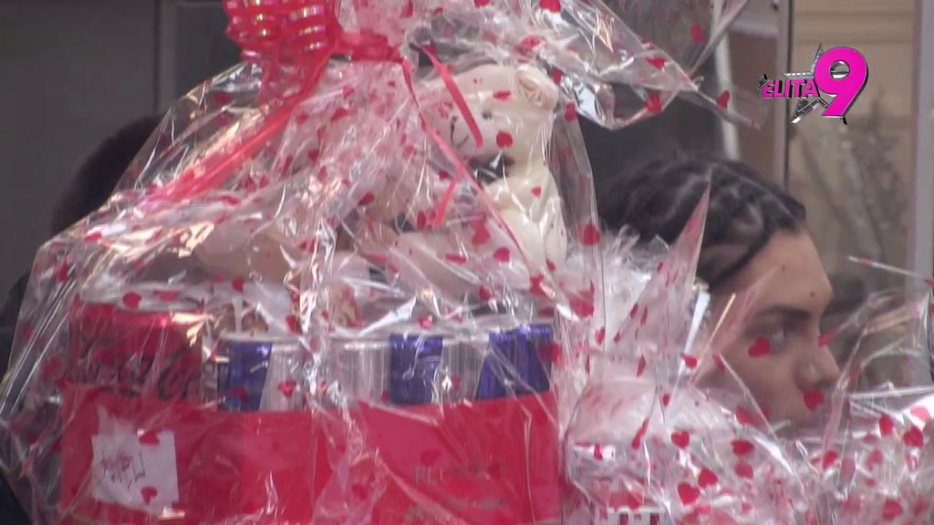 Pozeleneli od muke! Stigao ŠLEPER POKLONA za Aneli i Anđela, njihovi bivši poskakali kao opareni, Anita odmah krenula sa niskim udarcima: Nadam se da je stiglo ulje!  (VIDEO)