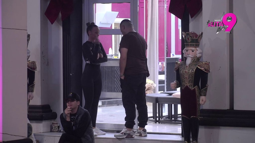 ON SE NADA POMIRENJU, ONA GA KULIRA: Bebica nikad srećniji zbog Teodorinog izlaganja tokom Nominacija, ponovo pokušao da je POLJUBI (VIDEO)