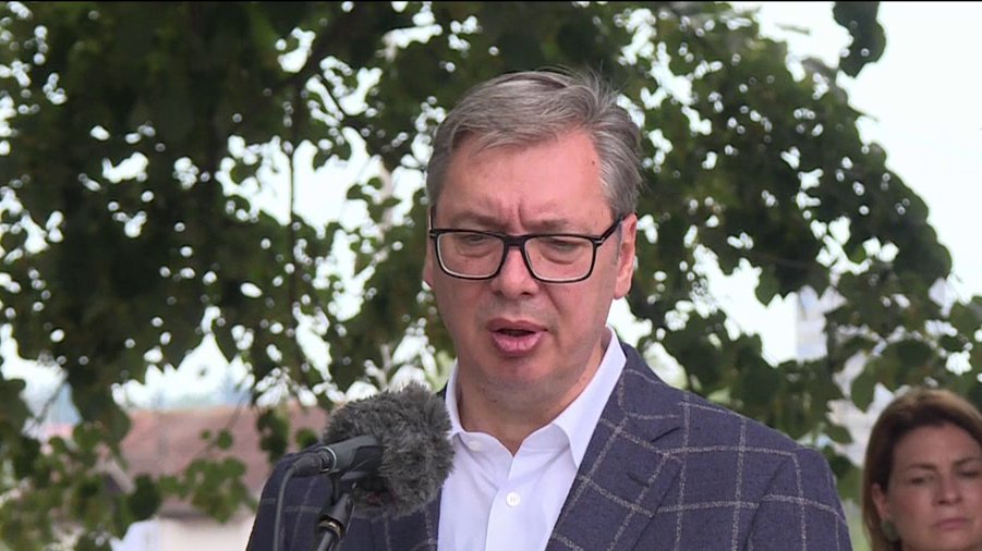 UŽIVO NA TV PINK I PINK.RS! SMENJIVAĆEMO DIREKTORE NA MESEC DANA AKO VOZOVI NASTAVE DA KASNE: Vučić obilazi Jedinstveni železnički dispečerski centar u Makišu, izdao nalog Srbijavozu